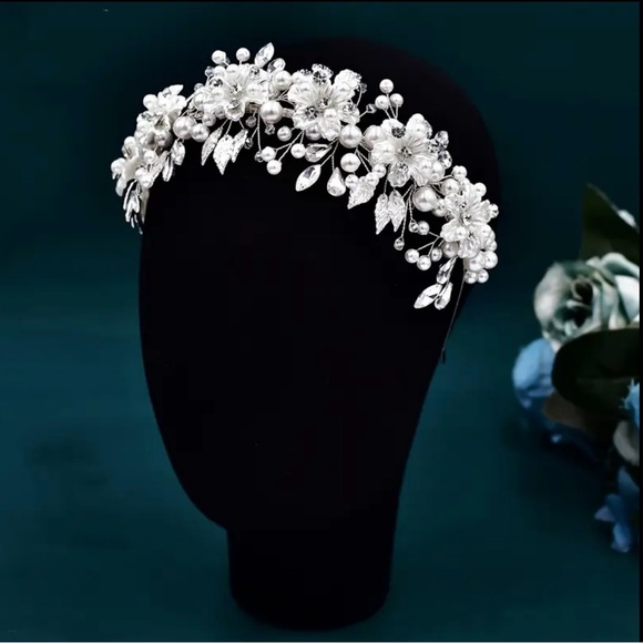 Brand New Elegant Silver Floral Bridal Headpiece